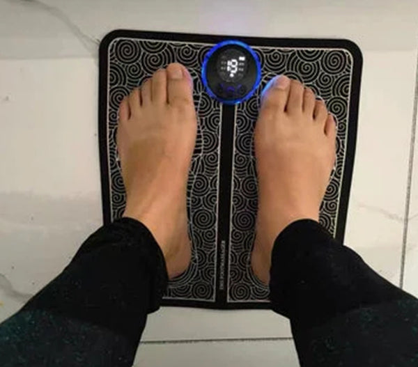 CUIDAMOS TU SALUD👩‍🔬 Estera de masaje para pies con estimulador de puntos de acupuntura EMS🫵