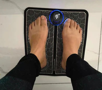 CUIDAMOS TU SALUD👩‍🔬 Estera de masaje para pies con estimulador de puntos de acupuntura EMS🫵